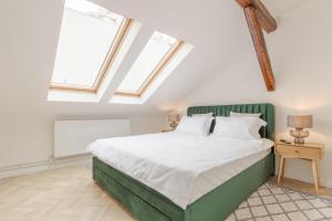 a bedroom with a bed and two windows at Apartament Ultra-Central Premium cu Parcare Gratuita pe Malul Crisului in Oradea
