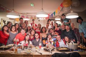 un groupe de personnes posant pour une photo lors d'une fête dans l'établissement Prime Backpackers Angel, à Londres