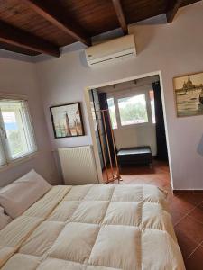 艾萊夫希納的住宿－Terrazza 14, Family house in Elefsina，一间卧室,卧室内配有一张大床