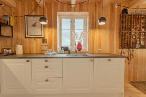 Kuchyň nebo kuchyňský kout v ubytování Seaside Escape - 2 Bedroom Home with Stunning Views