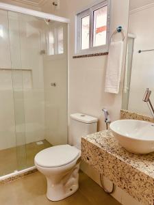 uma casa de banho com um WC e um lavatório em Hotel Porto Salvador em Salvador