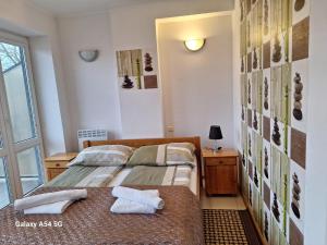 a bedroom with two beds and a window at Apartament z basenem do 8 miejsc noclegowych in Ustronie Morskie