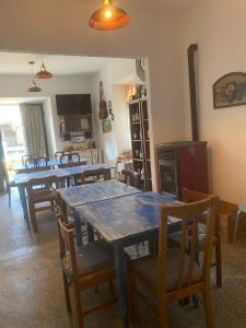 comedor con mesas, sillas y fogones en Casa delle farfalle, en Pontinvrea