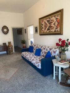 una sala de estar con sofá y una pintura en la pared en Casa delle farfalle, en Pontinvrea