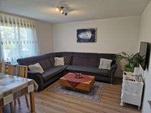 uma sala de estar com um sofá e uma mesa em Ferienhaus AyNa em Bad Säckingen