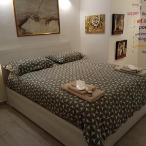 un letto in una camera da letto con un asciugamano sopra di Poeta guest house a SantʼAndrea di Conza