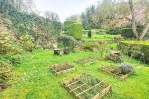 een tuin met meerdere verhoogde bedden in het gras bij Pretty Cocoon in the heart of Dinan in Dinan