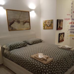 una camera da letto con un letto e un asciugamano sopra di Poeta guest house a SantʼAndrea di Conza