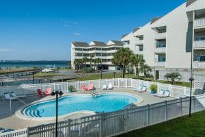 een uitzicht op een zwembad met een resort bij Baywatch C8 in Pensacola Beach