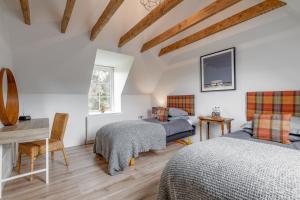 Dalveich Cottage, hot tub, 2 bedroom, Lochearnhead في لاكرنهيد: غرفة نوم بسريرين ومكتب