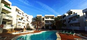 una piscina di fronte a un grande edificio di My casa Lanzarote a Costa Teguise