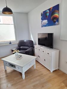 salon z telewizorem i stolikiem kawowym w obiekcie Eleni w mieście Emden
