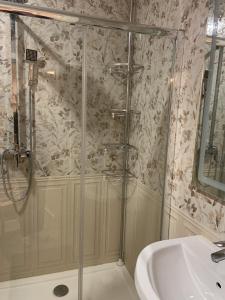 y baño con ducha y lavamanos. en GERS -Midi-Pyrénées -Appartement 2chambres, en Castelnau-dʼAuzan