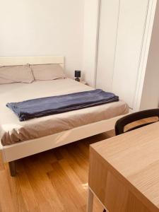 a bed in a small room with a wooden floor at Chez Hab - HyperCentre de Blois in Blois