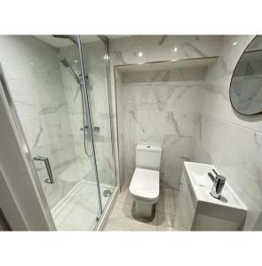 a bathroom with a shower and a toilet and a sink at FB- Spacious 2 Bed Flat Near Edgware Road in London