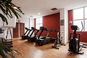 a gym with several exercise bikes in a room at Apto no Comfort Suites COM CAFÉ E ESTAC Incluso in Barueri