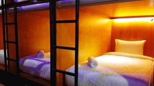 1 Schlafzimmer mit 2 Etagenbetten in einem Zimmer in der Unterkunft Dubai POD Capsule Hostel Near Sharaf DG & Burjuman Metro Station in Dubai