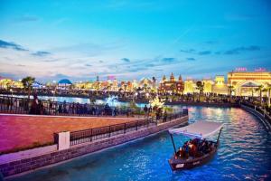 una barca in un fiume con una città sullo sfondo di Dubai POD Capsule Hostel Near Sharaf DG & Burjuman Metro Station a Dubai