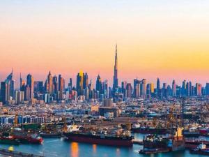 vista su una grande città al tramonto di Dubai POD Capsule Hostel Near Sharaf DG & Burjuman Metro Station a Dubai
