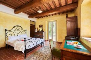 a bedroom with a bed and a table in a room at Casa Ilenia in Marciano