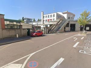 ベルサイユにあるVersailles Direct : T2 Authentique et Chaleureuxの路脇に停められた赤い車