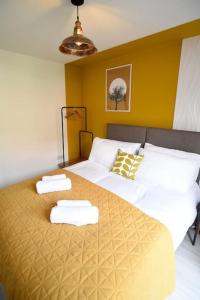 a bedroom with a large bed with towels on it at Modern 4 bed - Lincoln - Parking in Lincoln