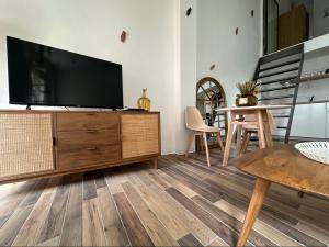 una sala de estar con TV de pantalla plana en una cómoda en Charmant Loft moderne au coeur de Hyères, en Hyères