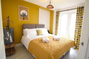 a bedroom with a bed with two towels on it at Modern 4 bed - Lincoln - Parking in Lincoln