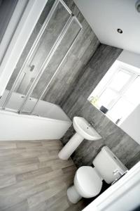 リンカーンにあるModern 4 bed - Lincoln - Parkingの洗面台、トイレ、鏡のあるバスルーム