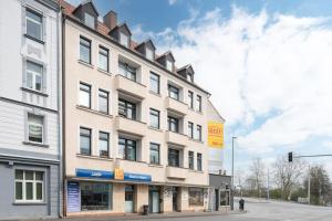 a large building on the corner of a street at Zentrales Apartment – 2 Boxspringbetten – Netflix in Kassel