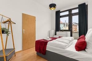 a large bed in a room with a large window at Zentrales Apartment – 2 Boxspringbetten – Netflix in Kassel