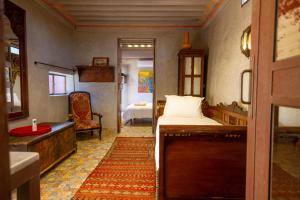 una camera con letto e un bagno con lavandino di La Ferme de LallaDom a Tameslouht