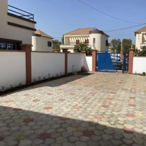 un patio de piedra frente a una casa en PARADISE VIEW #73, en Banjul