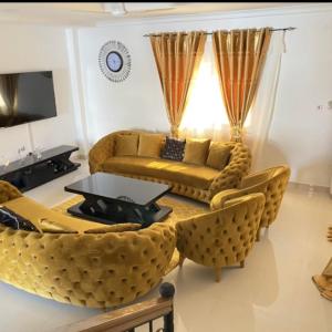 ein Wohnzimmer mit einem Sofa und einem Tisch in der Unterkunft PARADISE VIEW #73 in Banjul