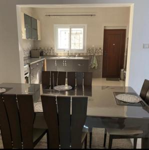uma cozinha com uma mesa de jantar com cadeiras e um estofador de mesa em PARADISE VIEW #73 em Banjul