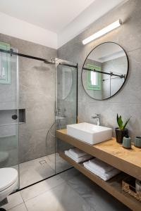 une salle de bain avec un lavabo et un miroir dans l'établissement Agalipa, à Skiros