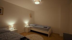 薩維靈恩的住宿－Monteurzimmer Pavan, K1 KEINE Ferienwohnung，一间卧室设有两张床和两张带灯光的桌子。