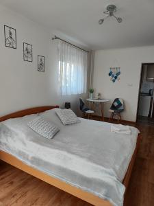 1 dormitorio con 1 cama grande y 1 mesa en Hegin Exclusiv Home en Budapest