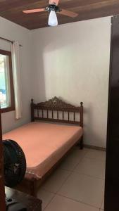 Bett in einem Zimmer mit Deckenventilator in der Unterkunft Rancho Vida Boa in Santana do Paraíso