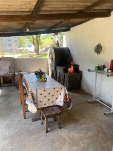 eine Küche mit einem Tisch und einem Herd in der Unterkunft Rancho Vida Boa in Santana do Paraíso