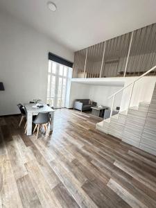 Palac Anežka B1 في برنو: غرفة معيشة مع طاولة ودرج