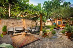 a patio with a table and chairs under a pergola at PERİ CAVE KONAK in Nevsehir