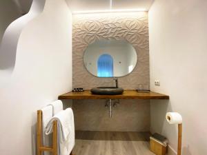 La salle de bains est pourvue d'un lavabo et d'un miroir. dans l'établissement Hotel Alamo, à Alicante