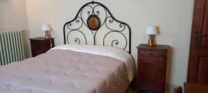1 cama en un dormitorio con 2 mesitas de noche en Albergo del Ponte, en San Piero In Bagno