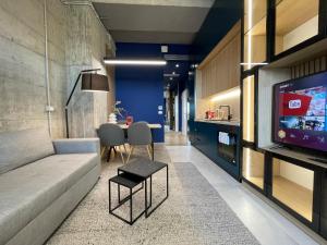 TV a/nebo společenská místnost v ubytování Ambassador Skyline Apartments