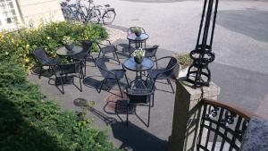 Stadshotellet Sölvesborg في سولفسبورغ: مجموعة من الطاولات والكراسي على الفناء