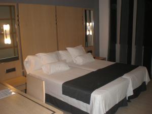 Posteľ alebo postele v izbe v ubytovaní Hotel Faro Salazón