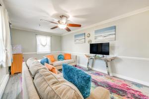 ein Wohnzimmer mit einem Sofa und einem TV in der Unterkunft Colorful Hopewell Home about 5 Mi to the James River! in Hopewell