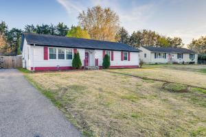 ein weißes Haus mit einer roten Tür und einem Hof in der Unterkunft Colorful Hopewell Home about 5 Mi to the James River! in Hopewell