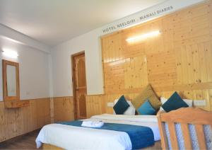una camera d'albergo con due letti e un cartello sul muro di Hotel Neelgiri - Manali Diaries a Manāli